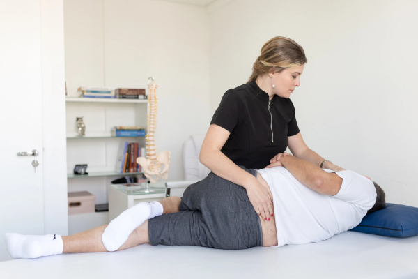 osteopata-fazendo-uma-manipulacao-articular-da-coluna-lombar-em-um-homem-scaled-1.webp